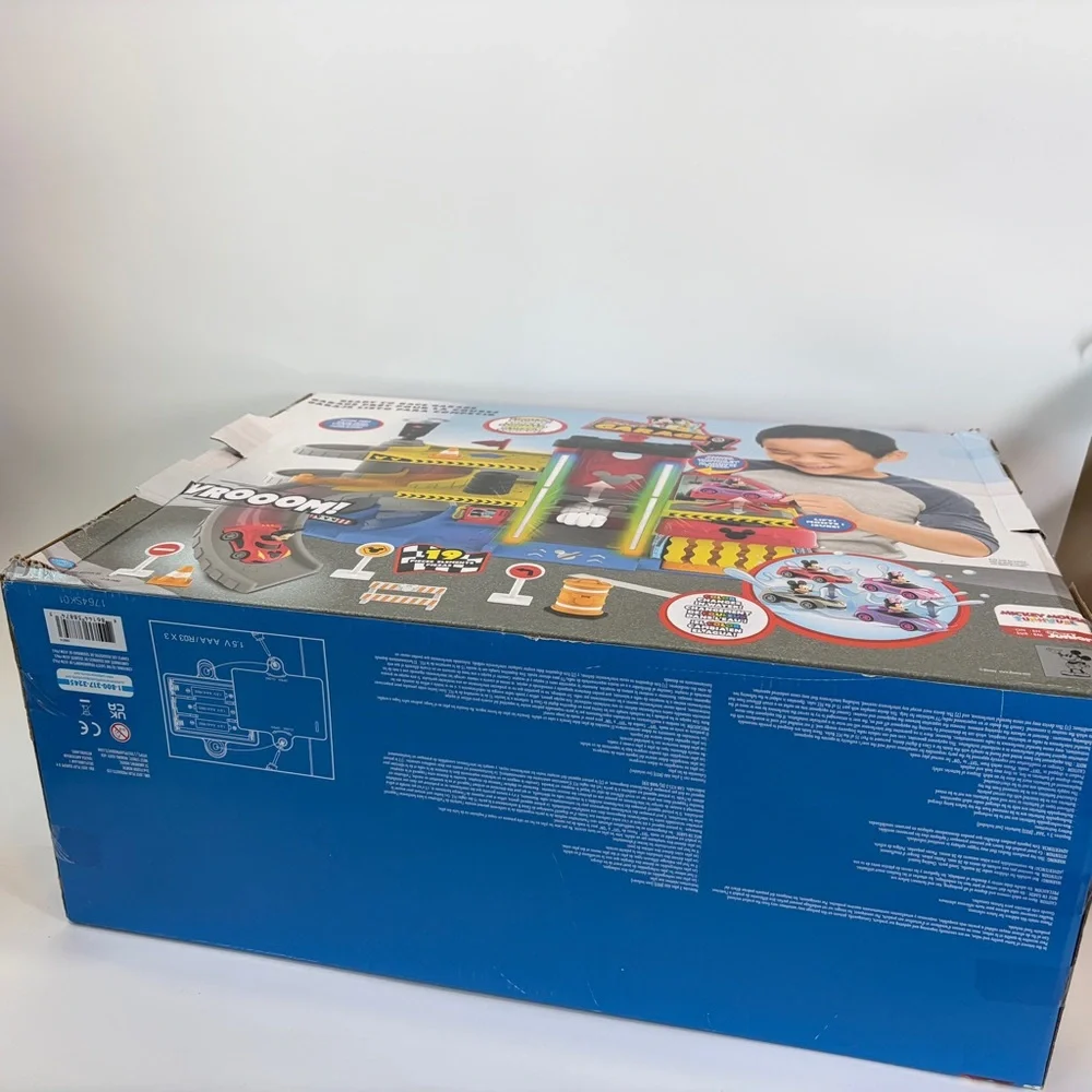 NIB Disney Junior Mickey Mouse Ready To Race Garage with‎ Color Changing Cars